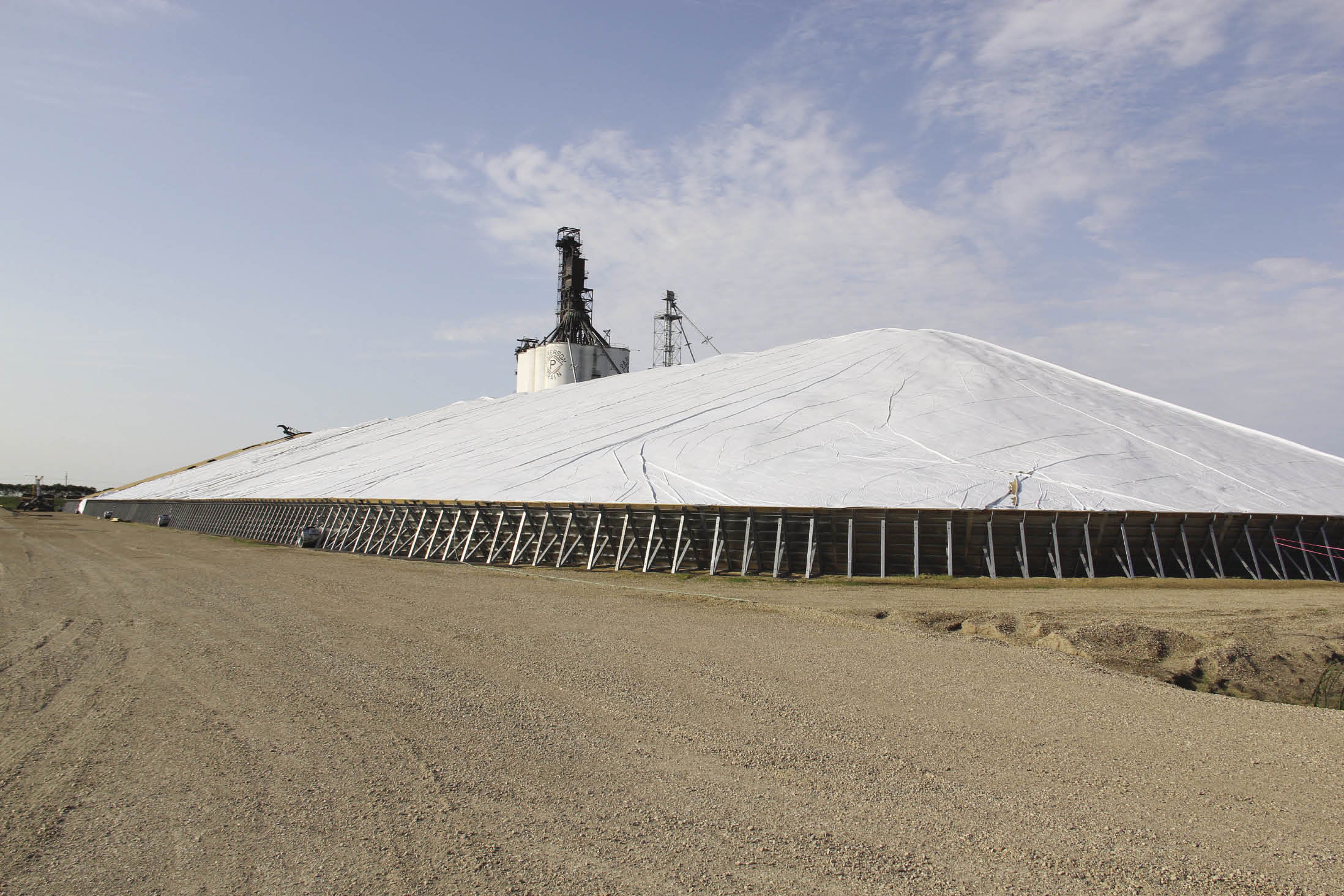 The Canadian Grain Commission is reminding grain companies they must get an exemption from the commission to store grain outside. Paterson GlobalFoods has received that exemption. There’s approximately 650,000 bushels in this pile at Paterson’s terminal in Morris. The company has a similar pile at its Winnipeg terminal.  photo: allan dawson