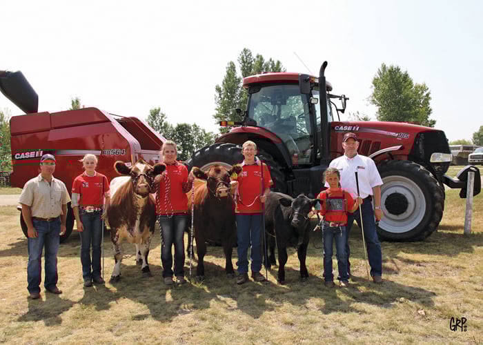 Showmanship winners (l-r) Judge Sheldon Kyle; Brigitle Herrema, Ont.; Sadie Anwender, Sask.; Royce Mollenbeck, Sask.; Grace Glover, Boissevain and gold sponsor Buzz Bradley of Rocky Mountain Equipment. Photo: supplied