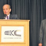 The Canadian Commission’s chief commissioner Elwin Hermanson (r) and CGC Grain Research Laboratory scientist, David Hatcher, talk about wheat quality at the Manitoba Seed Growers’ Association’s annual meeting. Hermanson stressed the CGC’s quality assurance system has not been weakened.