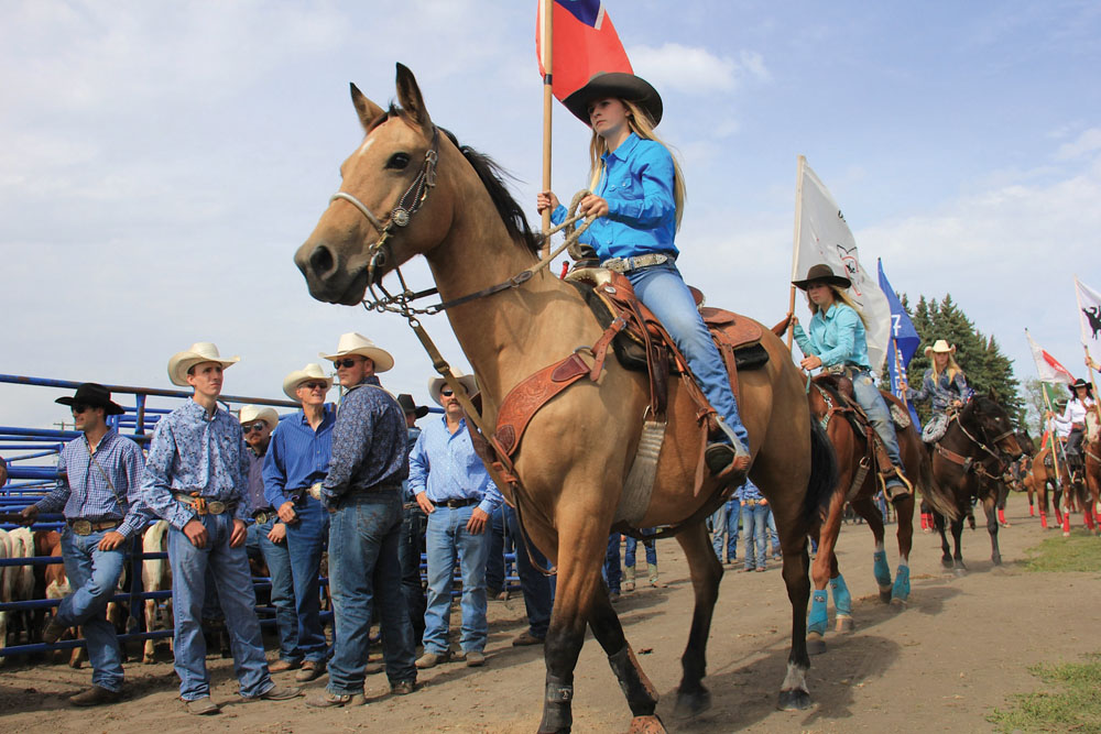 Competitors in the Heartland Rodeo Association Finals in Carman September 13 and 14 wore blue shirts in honour of their friend and mentor Terry Marshall. 
They dubbed the theme of the 2015 events, which also mark the HRA’s 20th year, ‘20 Shades of Blue.’