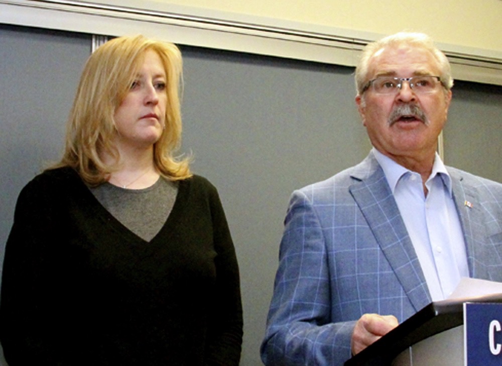 Lisa Raitt (l) and Gerry Ritz at a joint announcement in early 2015.