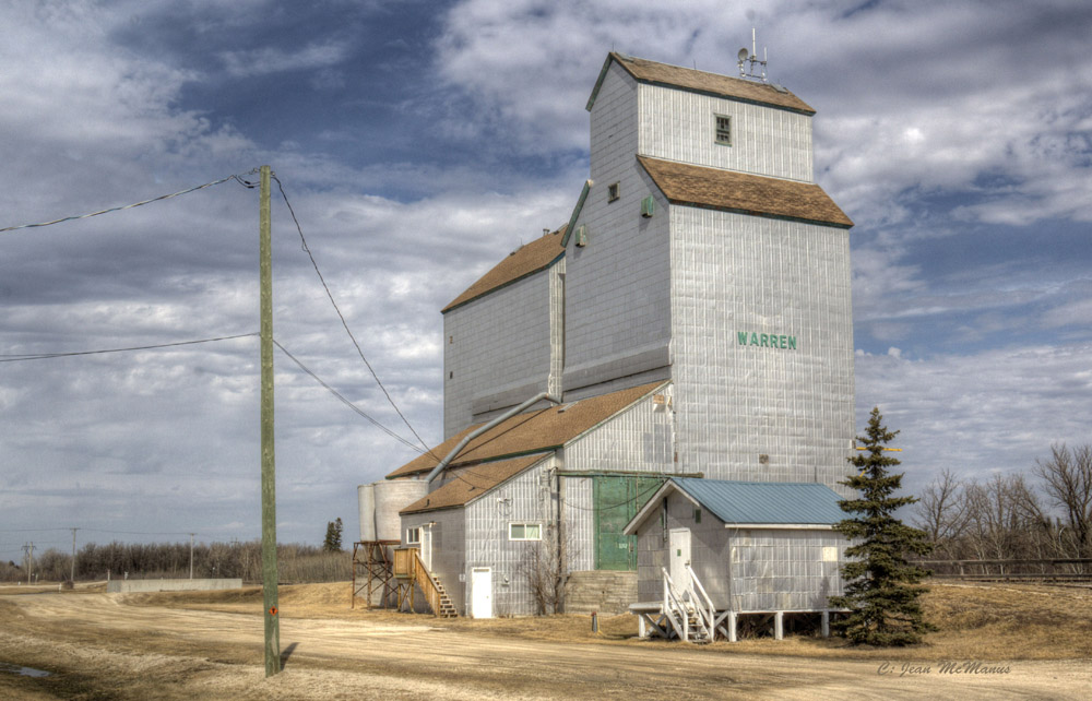 A 40,000-bushel elevator in Warren was built in 1948 by Manitoba Pool. Its capacity was more than doubled with the construction of an attached annex in 1956. It became the “A” elevator when Pool bought Federal Grain in 1972, with the former Federal elevator (now gone) becoming the “B” elevator. The railway line was abandoned in June 1992 but the elevator  