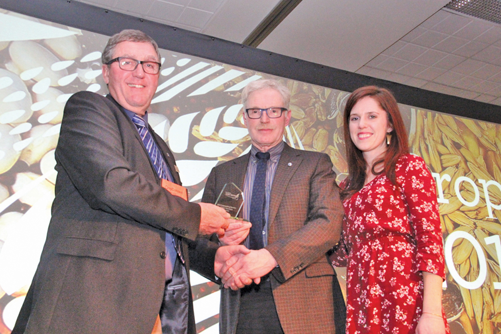 Manitoba Seed Growers’ Association president Ray Askin (l) presented the association 2016 Outstanding Service award to Robert Stevenson of Kenton who was accompanied by his daughter Eva.