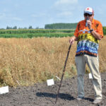 Dennis Lange, Manitoba Agriculture pulse specialist, gives an update on pea variety trials and new protein measurements during the Canada-Manitoba Crop Diversification Centre tour in Carberry Aug. 16.