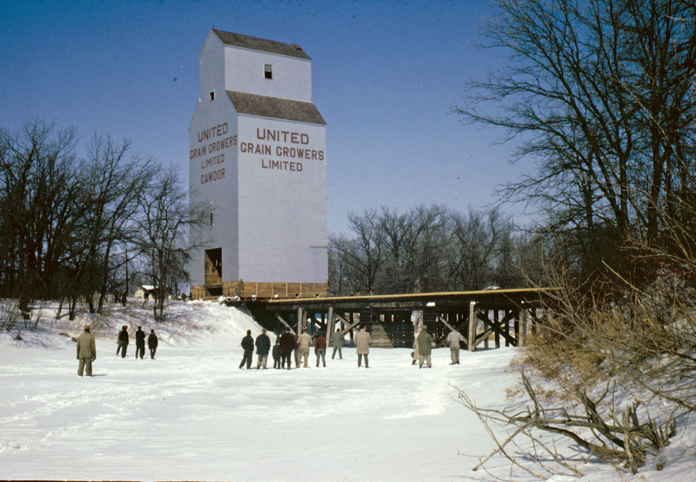 In 1951, United Grain Growers constructed a 35,000-bushel wooden grain elevator at the Cawdor siding on the CNR Oakland Subdivision, near the Whitemud River in what is now the Municipality of WestLake-Gladstone. Grain volumes shipped from the elevator did not meet the company’s expectations so, in 1964, it was moved to Westbourne, the first time that a UGG elevator was moved intact rather than being demolished and rebuilt.