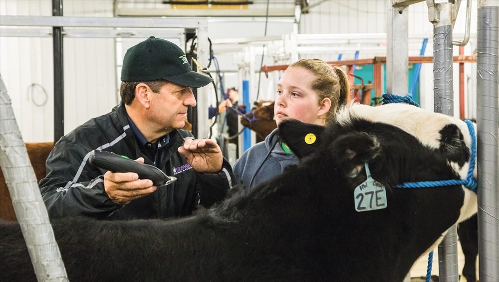 Kirt Stierwalt of Leedey, Okla. gives Larissa Rutten of Redvers, Sask. some tips on clipping at one of two clinics he held for youth at the fair.