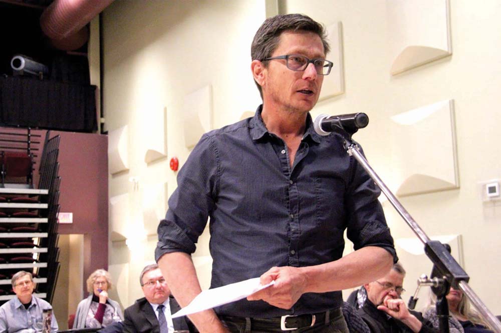 Glyphosate residues on grain are an increasing concern among consumers,  Fisher Branch farmer Paul Gregory told the Canadian Grain Commission’s assistant chief commissioner Doug Chorney at KAP’s meeting April 2. Chorney said Canada’s grain is safe.