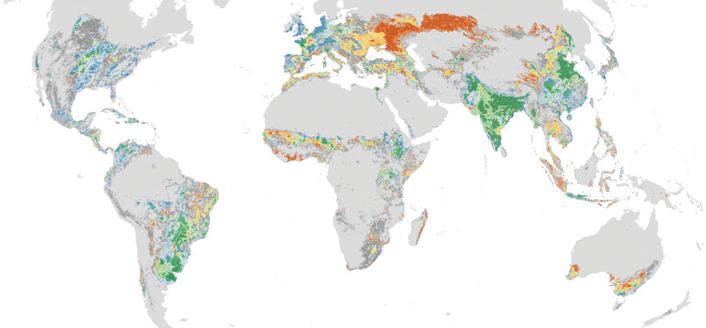 A map shows the distribution of manure-rich cultivated areas. The green spots demonstrate the areas with the most potential for phosphorus recycling.