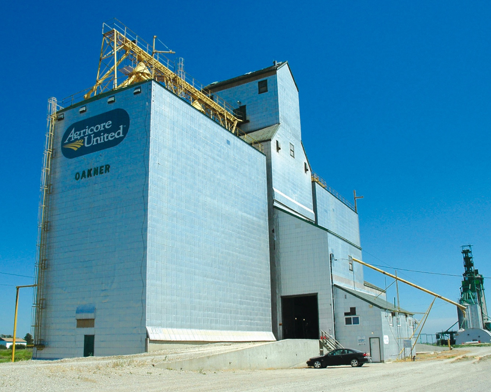 The elevator and crib annex in the foreground of this 2006 photo was built by Manitoba Pool at Oakner between 1978 and 1979. A second annex was added on the west (left) side in 1985, raising its total capacity to 205,000 bushels. It replaced an elevator purchased in 1973 from the Scottish Co-operative Wholesale Society that dated from 1913. Closed by Viterra in 2007, it was demolished around 2010.