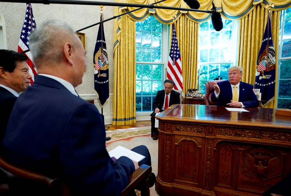 U.S. President Donald Trump talks to China’s Vice Premier Liu He during their meeting in the Oval Office of the White House after two days of trade negotiations in Washington, Oct. 11, 2019. Photo: Reuters/Yuri Gripas
