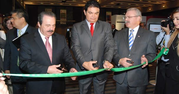 Mexican Agriculture Secretary Enrique Martinez y Martinez, the governor of Sinaloa Mario Lopez and Agriculture Minister Gerry Ritz open the exhibition pavilion at the National Agriculture Outlook Forum in Mexico City. (Photo courtesy Agriculture and Agri-Food Canada)
