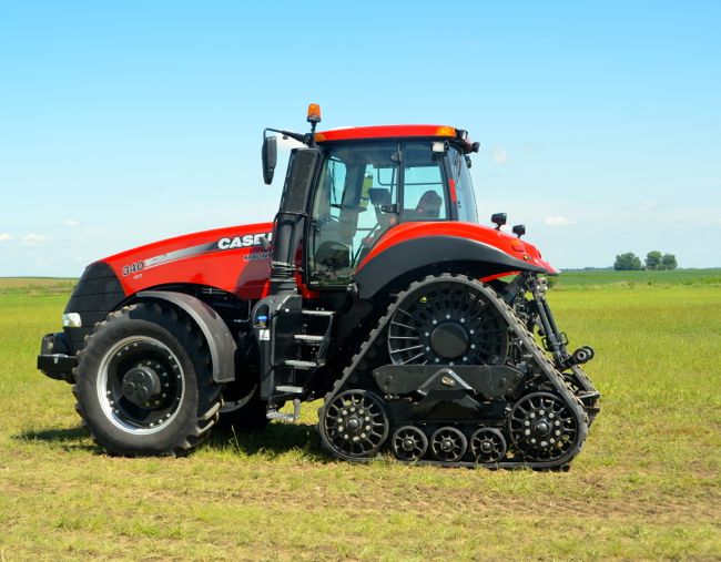 Case IH has rolled out its new Magnum Rowtrac tractor, merging rigid-frame tractor design with the features of its Steiger Rowtrac line. (Leeann Minogue photo)
