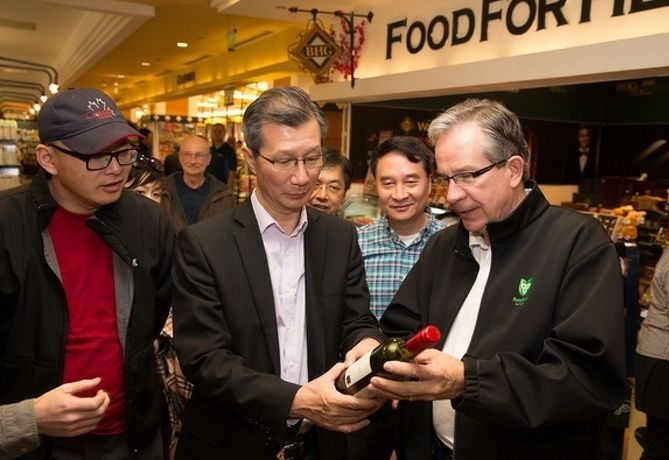Ontario’s Trade Minister Michael Chan and Agriculture Minister Jeff Leal check out Ontario VQA wine on sale at a BHG grocery store in Beijing on April 18. (Ontario.ca)
