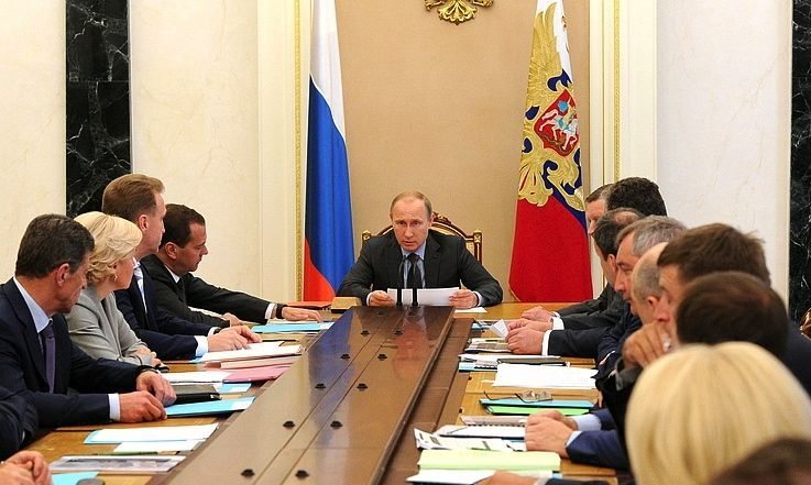 Russian President Vladimir Putin meets Wednesday at the Kremlin with government officials and announces plans for a one-year extension of Russia’s ban on agrifood imports from Canada, the U.S., the EU, Australia and Norway. (Kremlin.ru)
