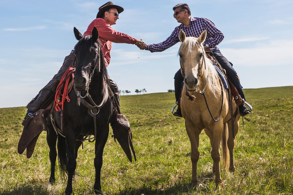 Earls president Mo Jessa (r) and Stan Carscallen of White Moose Ranch meet at Priddis, Alta. (Earls.ca)

