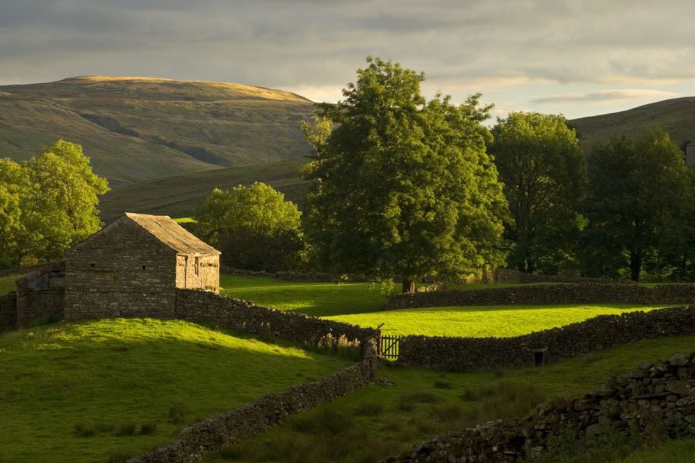 A traditional stone barn in Swaledale, Yorkshire. (JayKay57/Getty Images)
