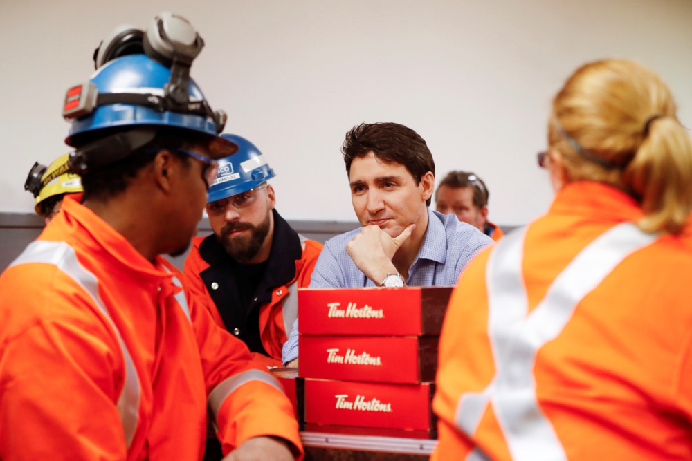 Prime Minister Justin Trudeau meets with steel workers at Stelco in Hamilton on March 13, 2018. (File photo: Reuters/Mark Blinch)
