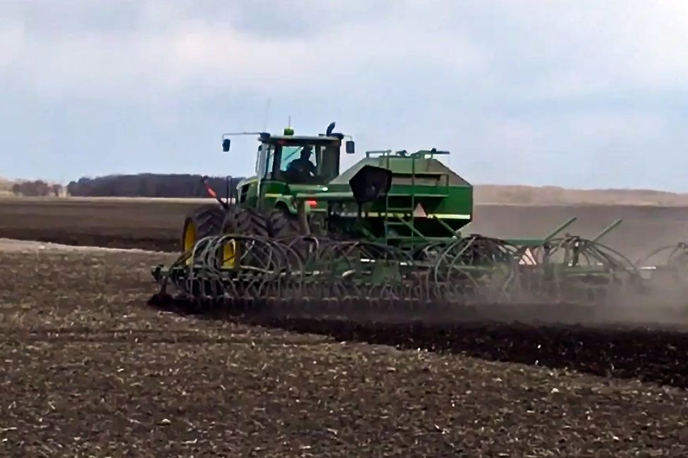 Farmer Brian Derksen seeds wheat on May 2, 2017 near Miami, Man., about 80 km south of Portage la Prairie. (Screengrab from Allan Dawson video)
