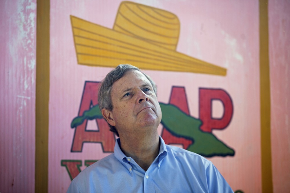 Tom Vilsack speaks to farmers at a rural agricultural co-operative at Guira de Melena in Cuba on Nov. 13, 2015. (Photo: Reuters/Alexandre Meneghini)
