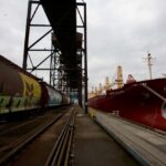 A grain train pulls up alongside a cargo vessel at the Alliance Grain Terminal at Vancouver on Oct. 6, 2011. (File photo: Reuters/Ben Nelms)