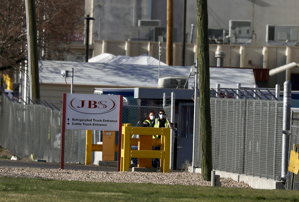 Security wear face masks at the Greeley, Colorado, JBS USA meat packing plant where two staff members had died of COVID-19, April 8, 2020.   Photo: REUTERS/Jim Urquhart/File Photo
