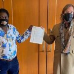 UFCW Local 401 board member and Cargill employee Joseph Kog (l) and Local 401 president Thomas Hesse with their strike notice on Nov. 10, 2021. (GoUnion.ca) 
