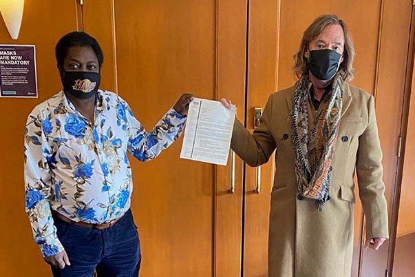 UFCW Local 401 board member and Cargill employee Joseph Kog (l) and Local 401 president Thomas Hesse with their strike notice on Nov. 10, 2021. (GoUnion.ca) 
