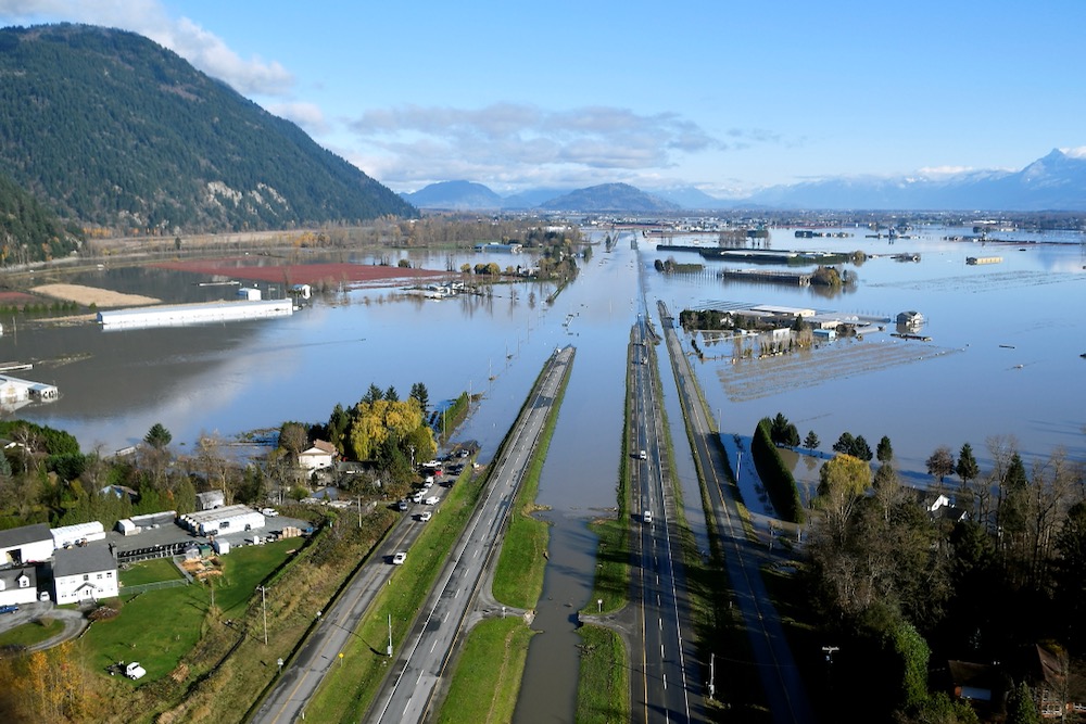 Parts of the Trans Canada Highway at Abbotsford, B.C. remain submerged in flood waters on Nov. 19, 2021. (Photo: Reuters/Jennifer Gauthier)
