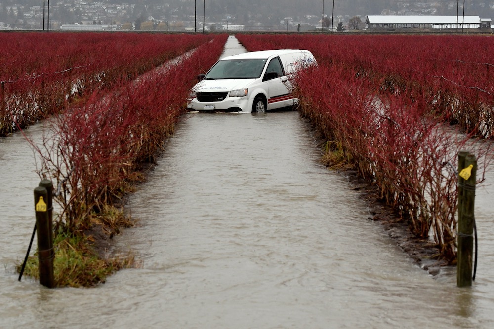A restoration company vehicle sits in a flooded field at Abbotsford, B.C. on Nov. 30, 2021. (Photo: Reuters/Jennifer Gauthier)
