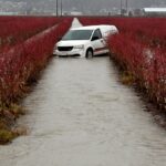 A restoration company vehicle sits in a flooded field at Abbotsford, B.C. on Nov. 30, 2021. (Photo: Reuters/Jennifer Gauthier)