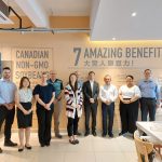 Members of the Canadian delegation with representatives from So Young, a company in Malaysia that produces soymilk with Canadian 
non-GMO soybeans.