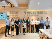 Members of the Canadian delegation with representatives from So Young, a company in Malaysia that produces soymilk with Canadian 
non-GMO soybeans.