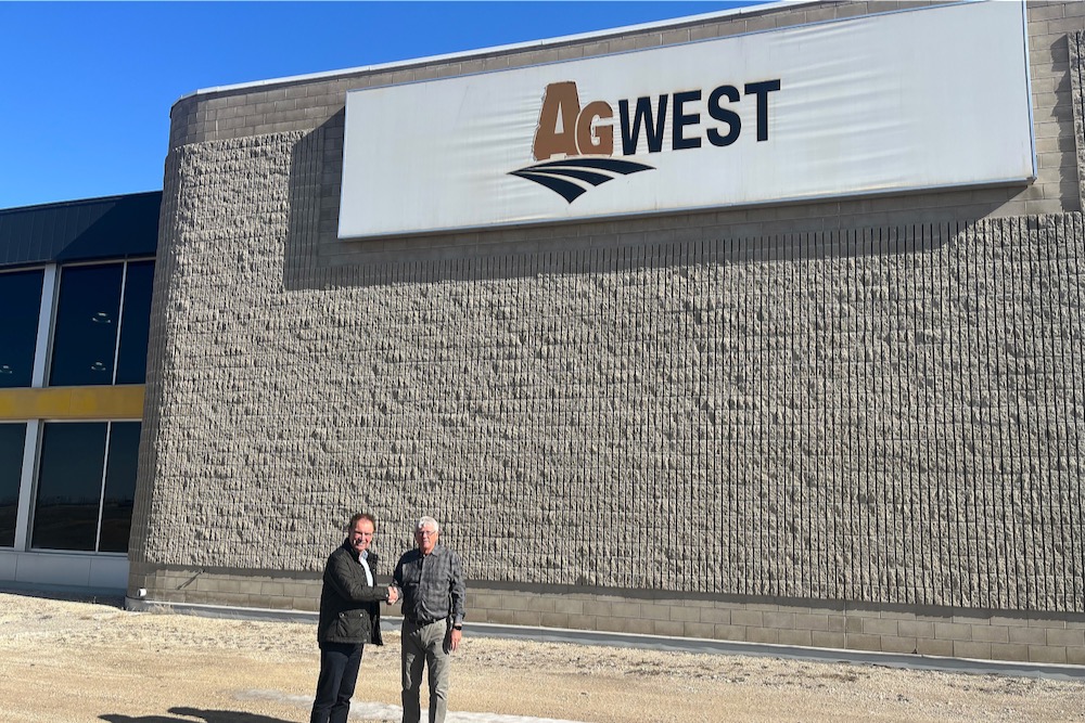 Gerrit van der Scheer, CEO of Mechan’s parent firm Zweegers Equipment Group, with Toromont senior advisor Larry Moffatt (l-r). (Photo courtesy Mechan International)
