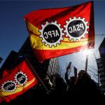 Picketers with the Public Service Alliance of Canada (PSAC) on strike at Gatineau, Que. on April 20, 2023. (Photo: Reuters/Blair Gable)
