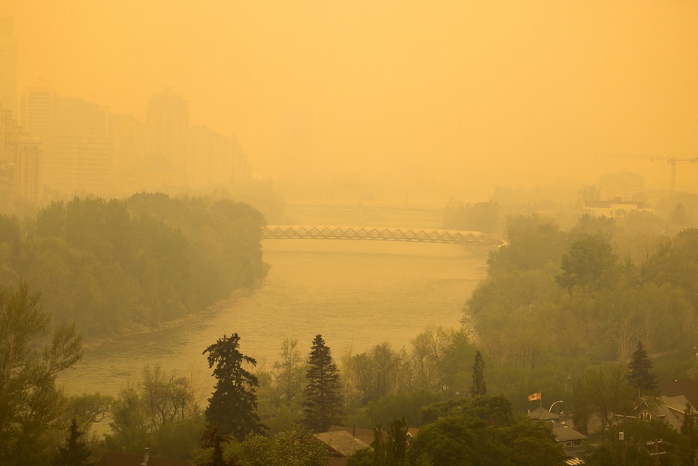 Smoke from active wildfires in Alberta’s north and west hangs over Calgary on May 16, 2023. (Photo: Reuters/Leah Hennel)

