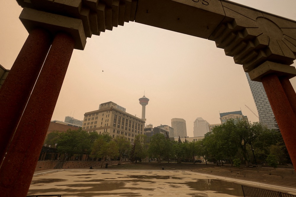 Smoky skies over Calgary on May 16, 2023. (Photo: Reuters/Leah Hennel)
