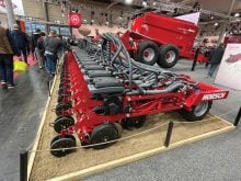The Horsch Solus 
SX concept could seed cereals and small oilseeds, along with corn and soybeans, 
at optimum row widths with one machine.  
PHOTOS: JOHN GREIG