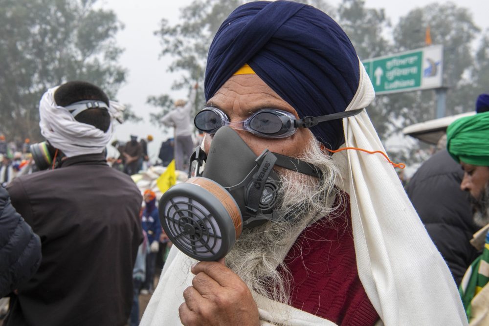 A farmer equipped to face police tear gas is posing for a photo while Indian farmers, who have been protesting for a week to demand guaranteed crop prices, wait to march to the capital near the Shambhu border that divides the northern Punjab and Haryana states, some 200 kilometers (120 miles) from New Delhi, India, on February 21, 2024. Photo: Rohit Lohia/NurPhoto.
