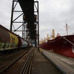 A grain train pulls up alongside a cargo vessel at the Alliance Grain Terminal at Vancouver on Oct. 6, 2011. (File photo: Reuters/Ben Nelms)
