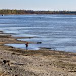 People walk along the banks of the Mississippi River, which has seen record low water levels, in Grand Tower, Illinois, November 2, 2022.
 Photo: Reuters/Evelyn Hockstein/File
