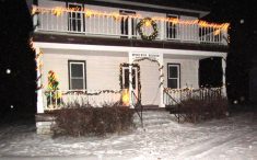The Mekiwin Manor house Manitoba Agricultural Museum is decked out with holiday decor, as seen from the back of a horse-drawn sleigh. 
PHOTO: DONNA GAMACHE
