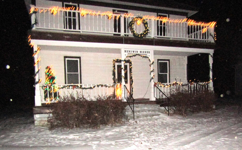 The Mekiwin Manor house Manitoba Agricultural Museum is decked out with holiday decor, as seen from the back of a horse-drawn sleigh. 
PHOTO: DONNA GAMACHE