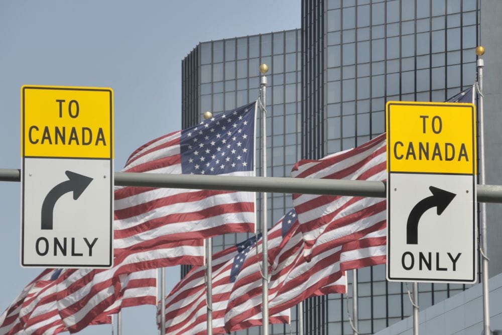 Canada/U.S. border signage in downtown Detroit. (RiverNorthPhotography/Getty Images)
