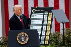 FILE PHOTO: U.S. President Donald Trump delivers remarks on tariffs in the Rose Garden at the White House in Washington, D.C., U.S., April 2, 2025. REUTERS/Carlos Barria/File Photo
