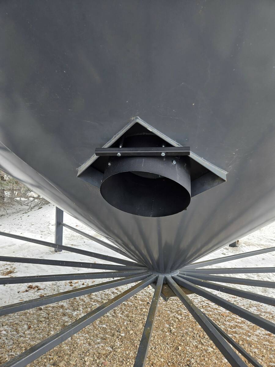 The Manhole cylinder can be used to aerate grain with fans as low as three horsepower up to 20 hp 
or more. Photo: Wavcor