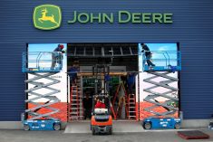 Workers set up a temporary building for John Deere on Jan. 3, 2022 in the parking lot of the Las Vegas Convention Center in preparation for CES 2022. (Photo: Reuters/Steve Marcus)
