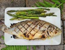 Grilled fish with asparagus