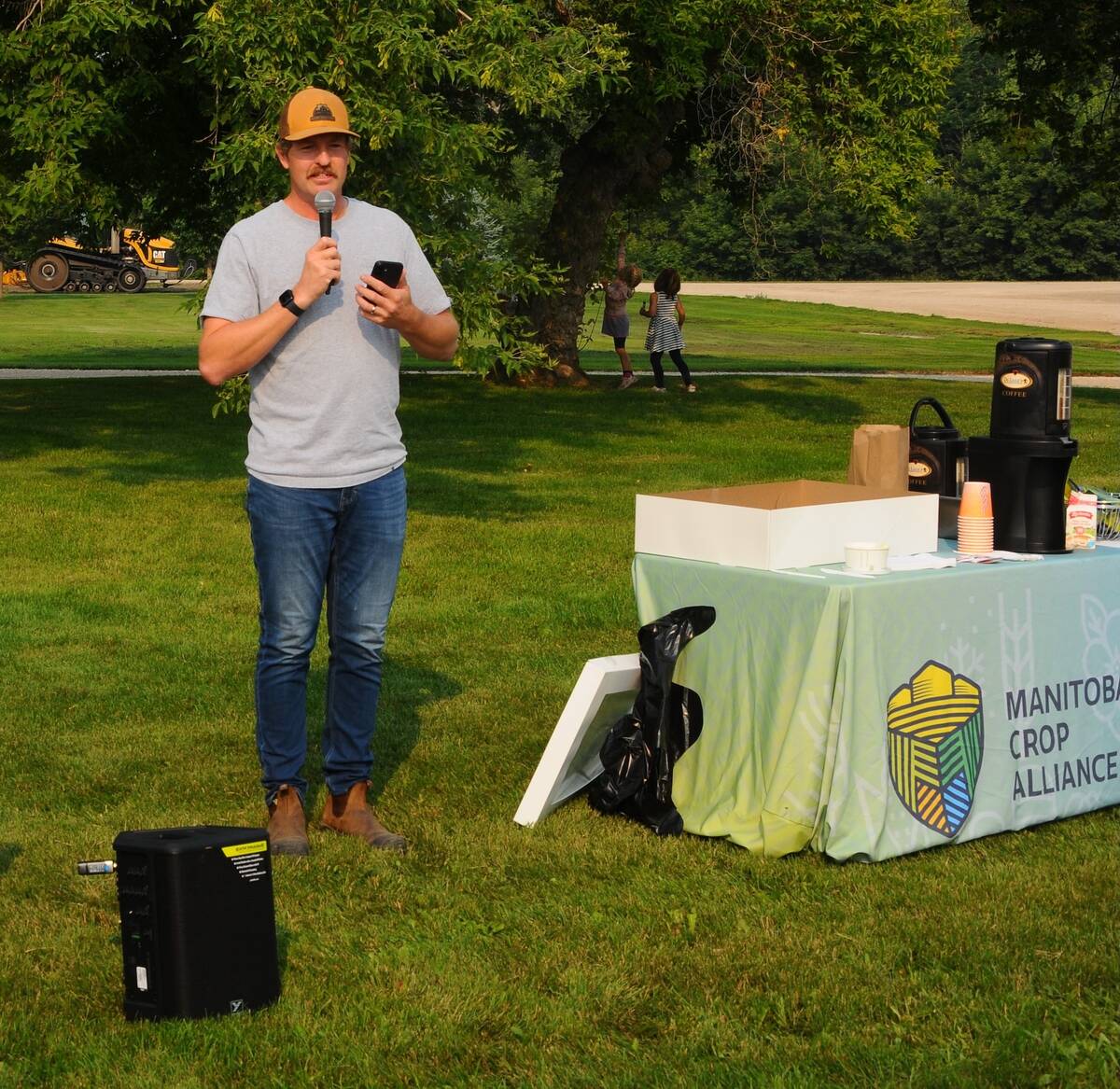 Andrew Doerksen of Beaver Creek Farms welcomes visitors for an
On Farm Research presentation and update. Photo: Gord Leathers