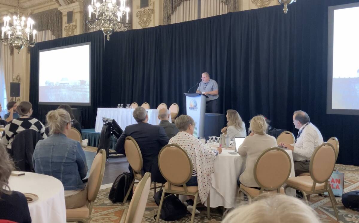 Dan Benoit addresses Canadian Farm Writers Federation attendees at the Fort Garry Hotel on Sept. 20, 2025. Photo: Greg Berg