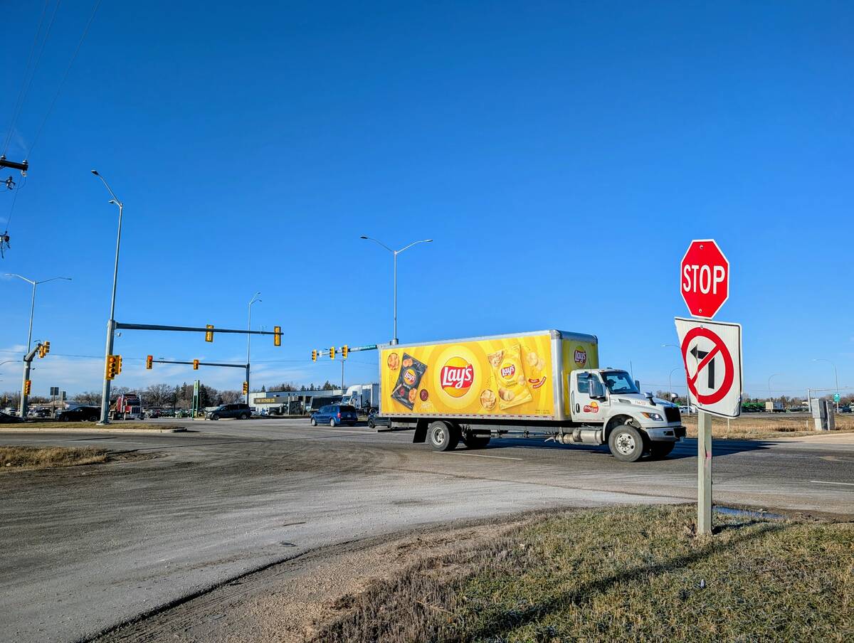 Traffic moves through the intersection of Provincial Trunk Highway 3 and Winnipeg’s South Perimeter Highway at Oak Bluff, Man., Nov. 21, 2025. Photo: Geralyn Wichers